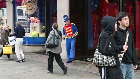 Man-dancing-outside-of-Hamleys,-Regents-Street,-London,-United-Kingdom