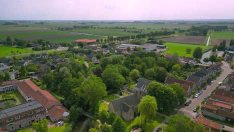 Die-Historische-Dorfkirche-Von-Piershil-In-Den-Niederlanden,-Gegründet-1524,-Rück--Und-Seitenansicht