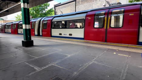 Tren-De-La-Línea-Jubileo-Que-Llega-Al-Andén-De-La-Estación-Verde-De-Willesden