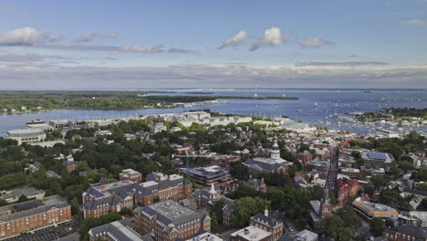 Sobrevuelo-Aéreo-V5-De-Annapolis,-Maryland,-Sobrevuelo-Del-Centro-Histórico-De-La-Ciudad-Que-Captura-Encantadoras-Vistas-Del-Paisaje-Urbano-Del-Edificio-Del-Capitolio-Estatal,-La-Academia-Naval-De-EE.-UU.-Y-El-Río-Severn---Filmado-Con-Mavic-3-Pro-Cine---Septiembre-De-2023