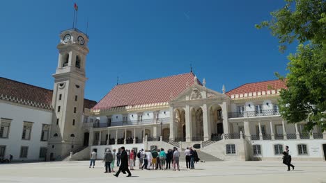 Gruppe-Von-Touristen-Und-Schülern-An-Der-Universität-Von-Coimbra-In-Portugal