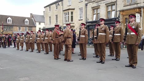 Hochrangiger-Offizier-Inspiziert-Eine-Parade-Eines-Britischen-Regiments,-Des-Royal-Anglian,-Bei-Einer-Parade-In-Der-Stadt-Uppingham-In-Der-Englischen-Grafschaft-Rutland