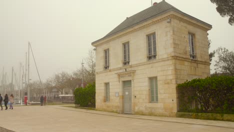 Vista-De-Perfil-Del-Histórico-&quot;bureau-Du-Port&quot;-En-La-Rochelle,-Francia