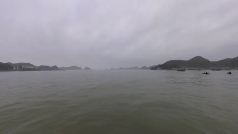 Este-Vídeo-Cinematográfico-Muestra-Un-Pueblo-De-Pescadores,-Colinas,-Islas,-Barcos-Anclados-En-El-Mar-De-Vietnam-Y-Movimientos-Nublados-En-Un-Pequeño-Pueblo.