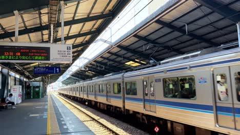 Ein-Bahnhof-In-Japan-Mit-Menschen,-Die-Tagsüber-Auf-Dem-Bahnsteig-Warten