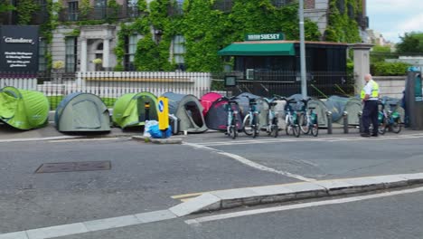 Una-Toma-De-Ubicación-En-Movimiento-De-4k-De-Una-Nueva-Ciudad-De-Tiendas-De-Campaña-En-Junio-De-2024-En-Leeson-St-Bridge-Dublin