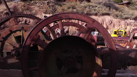 Rostige-Lastwagen-Und-Maschinen-Aus-Einer-Stillgelegten-Mine,-Geisterstadt-Jerome,-Arizona,-USA