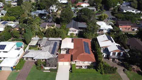 Drone-Descendiendo-Mostrando-Una-Subdivisión-Residencial-En-Australia