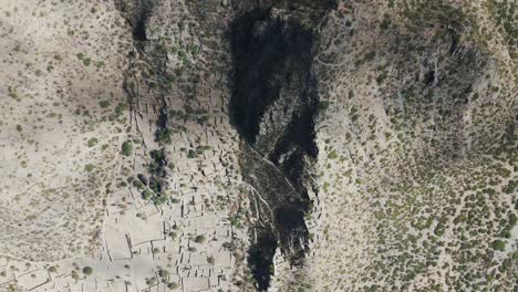 Toma-Aérea-De-Antiguas-Ruinas-Arqueológicas-En-Un-Paisaje-Desértico-árido-Y-Seco