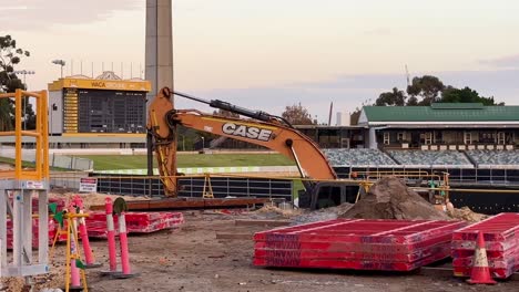 Alte-Anzeigetafel---Waca-Cricket-Ground-Verbesserung-Baustelle-Grabmaschinen-Nahaufnahme