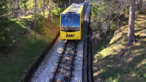 Teleférico-Funicular-Que-Baja-Por-El-Bosque-En-Gubalovka,-Zakopane,-Polonia-En-Un-Día-Soleado