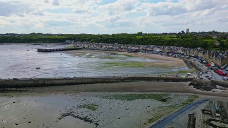 Plage-de-Cancale-beach-with-Cale-de-la-Fenetre-and-Cale-de-l'Epi-piers-during-low-tide-,-Brittany-in-France