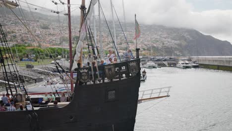 Touristen-Auf-Einem-Piratenschiff-Nachbau-Im-Hafen-Von-Funchal-Auf-Madeira