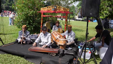 Traditionelle-Indonesische-Musiker-Treten-Im-Freien-Bei-Einer-Kulturellen-Veranstaltung-Auf