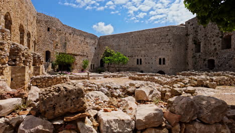 Chlemoutsi-O-Castillo-Medieval-De-Clermont-En-El-Sur-De-Grecia-En-Un-Día-Soleado-Sin-Gente