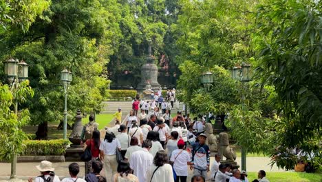 Menschenmenge,-Die-Am-Vesak-Tag-Im-Mendut-Kloster-Spazieren-Geht