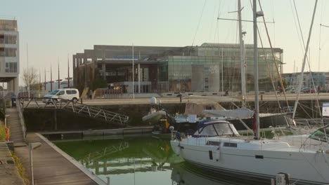 Boote-Angedockt-In-Der-Nähe-Des-Aquarium-De-La-Rochelle-In-Frankreich-An-Einem-Sonnigen-Tag