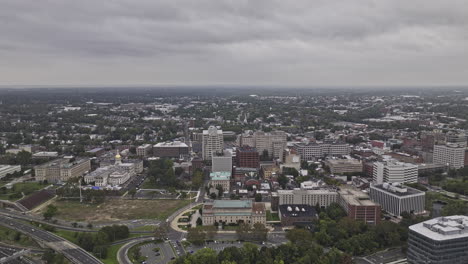 Trenton-Nueva-Jersey-Antena-V6-Drone-Sobrevuelo-Del-Río-Delaware-Capturando-El-Paisaje-Urbano-Del-Centro-Bajo-Un-Cielo-Nublado-Con-El-Emblemático-Edificio-Del-Capitolio-Estatal---Filmado-Con-Mavic-3-Pro-Cine---Septiembre-De-2023