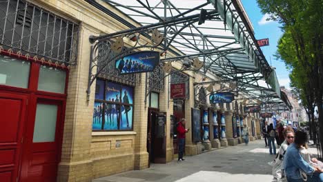 Ein-4k-Statisches-Bild-Und-Dann-Vorbei-An-Der-Berühmten-Fassade-Des-Gaiety-Theatre-In-Der-King-Street-In-Dublin,-Irland