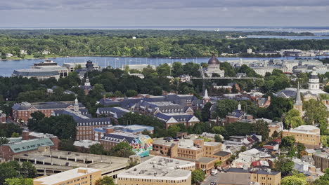 Annapolis-Maryland-Vista-Aérea-V4-Con-Drones-Sobrevolando-El-Centro-Histórico-De-La-Ciudad-Capturando-El-Edificio-Del-Capitolio-Estatal,-El-Campus-De-La-Academia-Naval-De-Los-EE.-UU.-Y-Las-Vistas-Del-Río-Severn---Filmado-Con-Mavic-3-Pro-Cine---Septiembre-De-2023