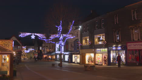 Nachtansicht-Der-Stadt-Keswick,-Die-Während-Der-Weihnachtszeit-In-England-Mit-Lichtern-Geschmückt-Ist