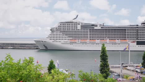 Crucero-Msc-Virtuosa-Atracado-En-El-Puerto-De-Funchal-Bajo-Un-Cielo-Azul-Brillante