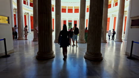 Visitantes-Explorando-Las-Grandes-Columnas-De-La-Sala-Zappeion-En-Atenas,-Grecia.