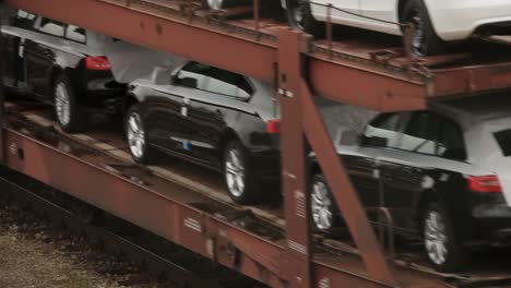 Coches-Nuevos-Transportados-En-Un-Tren-De-Carga-Durante-El-Día,-Mostrando-La-Logística-Industrial.