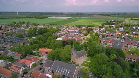 Die-Historische-Dorfkirche-Von-Piershil-In-Den-Niederlanden,-Gegründet-1524,-Vorder--Und-Seitenansicht