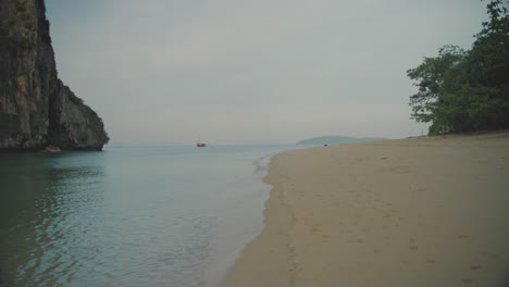 POV-Moviéndose-Lentamente-A-Lo-Largo-De-Una-Idílica-Playa-Vacía-Con-Aguas-Tranquilas-En-Railay,-Tailandia