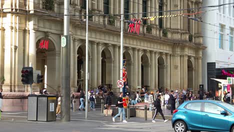 Die-Einzelhandelskette-H-&amp;-M-Clothing-Store-Eröffnet-Im-Denkmalgeschützten-GPO-Gebäude-In-Melbourne,-An-Der-Ecke-Elizabeth-Street-Und-Bourke-Street-Im-Herzen-Des-Geschäftigen-Zentralen-Geschäftsviertels