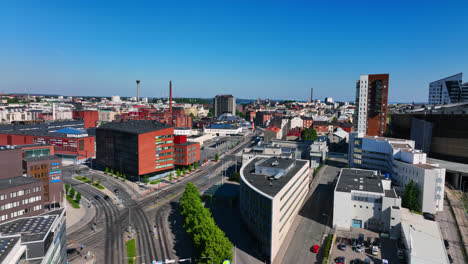 Toma-Aérea-De-Seguimiento-Del-Distrito-De-Ratina,-En-La-Soleada-Tampere,-Finlandia.