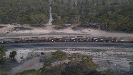 Vista-Aérea-De-Un-Largo-Tren-De-Carga-De-Combustible-En-El-Oeste-De-Australia.