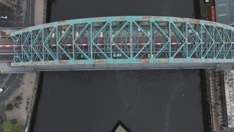 The-iconic-blue-tyne-bridge-over-the-river-tyne-in-newcastle-upon-tyne,-england,-aerial-view