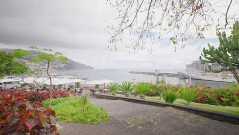 Malerische-Aussicht-Auf-Den-Hafen-Von-Funchal-Mit-üppigen-Gärten-Und-Kreuzfahrtschiffen-An-Einem-Bewölkten-Tag