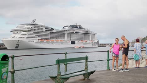 Menschen-Bewundern-Das-Kreuzfahrtschiff-MSC-Virtuosa,-Das-Im-Hafen-Von-Funchal-Angedockt-Ist