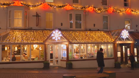 Profile-view-of-Christmas-in-Keswick,-England-during-nighttime