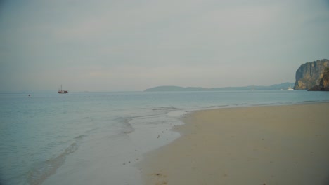 POV-Spaziergang-Entlang-Eines-Leeren,-Idyllischen-Strandes-Mit-Ruhigem-Meerwasser-In-Railay,-Thailand