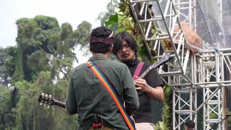 Bilal-Indrajaya-performing-a-guitar-duet-on-stage-during-Sunset-di-Kebun-outdoor-concert