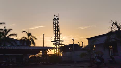 Puesta-De-Sol-Sobre-La-Palmera-Y-El-Estacionamiento