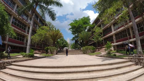 Fußgängerweg-Auf-Dem-Campus-Der-Autonomen-Universität-Von-Honduras