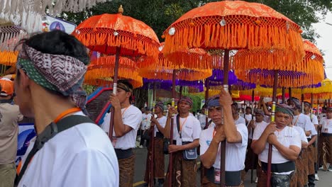 Indonesios-Con-Sombrillas-Naranjas-Listos-Para-El-Desfile-Del-Día-De-Vesak