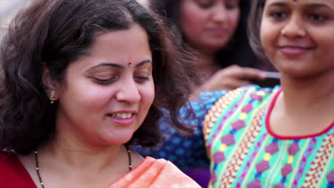 Las-Mujeres-Bailan-En-El-Festival-De-Ganesh