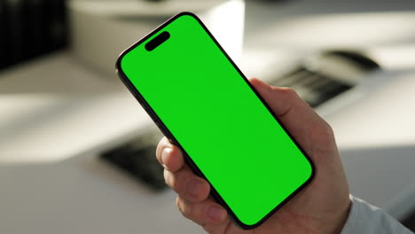 Rechte-Hand-Hält-Smartphone-Im-Portraitmodus,-Greenscreen-Vorlage