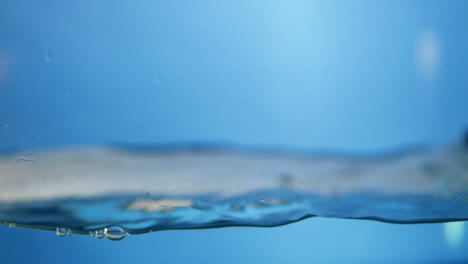 Ondas-De-Agua-En-La-Superficie-Con-Fondo-Azul