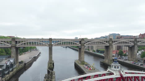 Newcastle-Swing-Bridge-And-The-High-Level-Bridge-In-Newcastle-upon-Tyne,-United-Kingdom