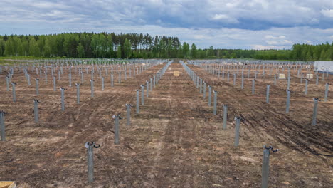 Instalación-De-Paneles-Solares-Con-Postes-Montados-En-El-Campo.