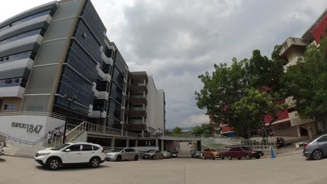 Edificio-Moderno-En-El-Campus-De-La-Universidad-Autónoma-De-Honduras