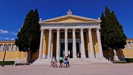 Sala-Zappeion-En-Atenas,-Grecia:-Los-Turistas-Visitan-En-Un-Día-Soleado