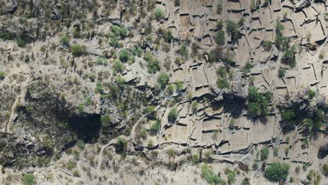 Vista-Aérea-De-Arriba-Hacia-Abajo-De-Ruinas-Antiguas-Y-Estructuras-De-Piedra-Indígenas-En-Un-Sitio-Arqueológico-Histórico